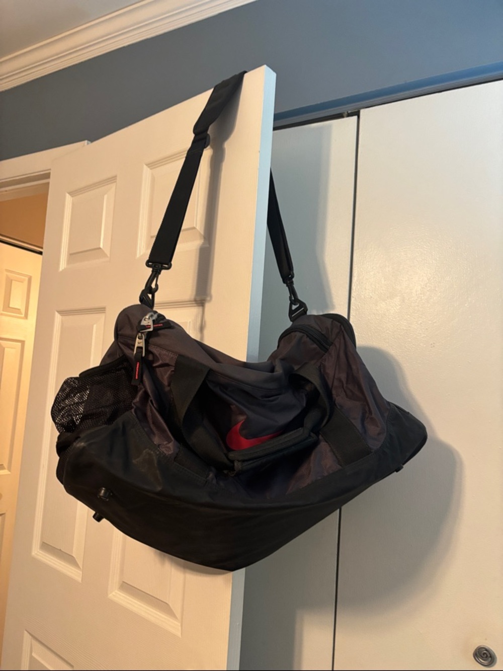 Nike gym bag, Black with Pink Swoosh - Picture 3 of 10